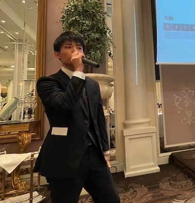 マイクを手に話す代表取締役 小野遼太朗